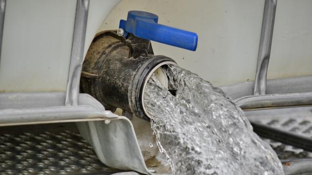 Water pipe letting out water